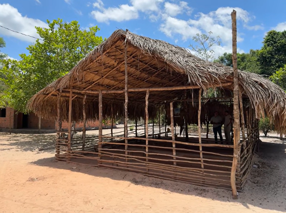 Igreja da comunidade feita de taipa e palha